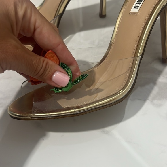 Steve Madden Gold and Green Heels with Butterfly - Picture 5 of 9